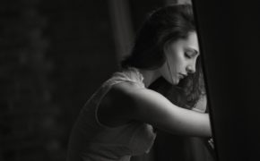 Là con gái nếu không tự thương lấy bản thân mình trước, thì còn ai có thể thương em nữa đây?