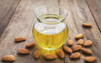 Nếu không đủ tiền mua kem dưỡng, bạn hãy thử mua loại dầu này để trị quầng thâm mắt