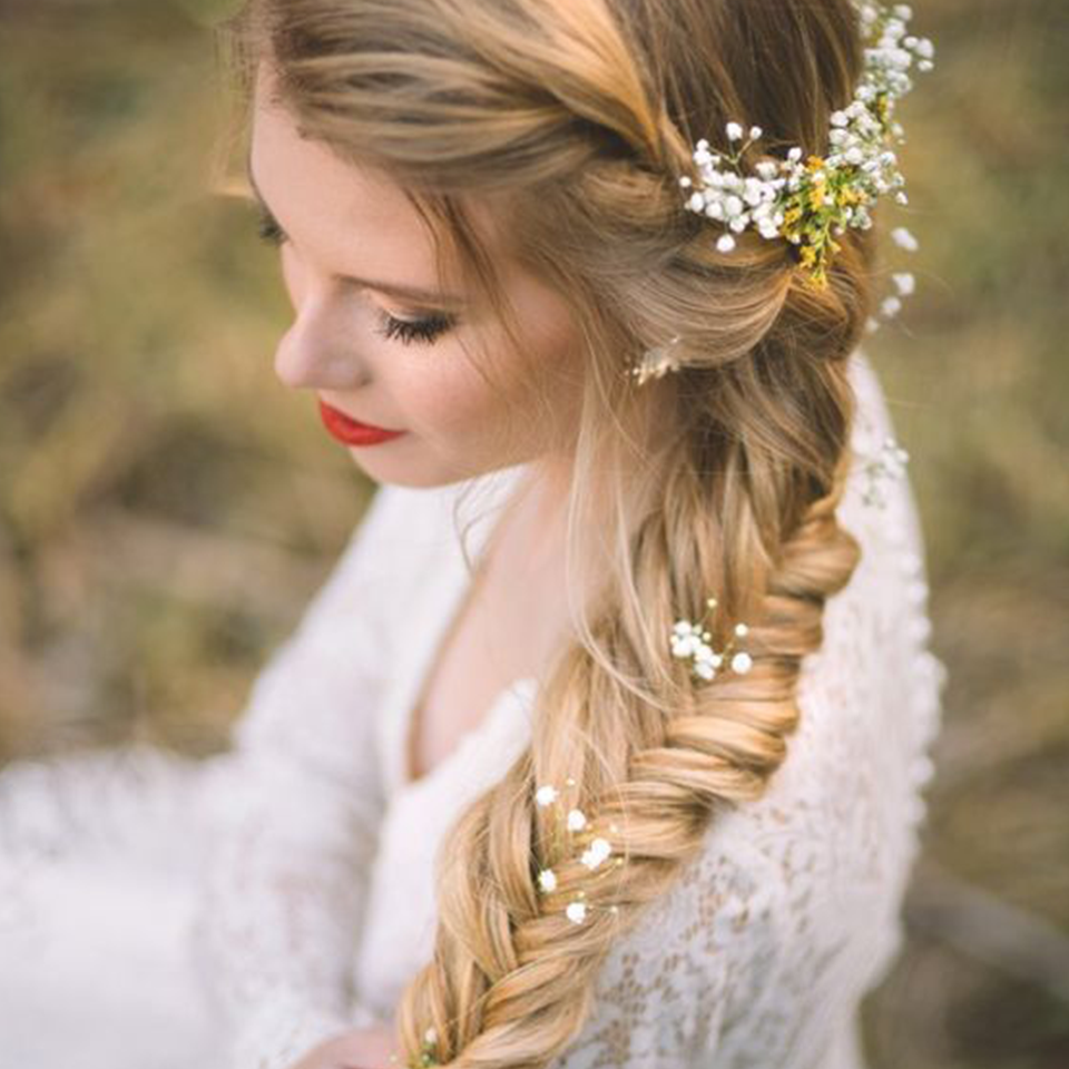 Chọn kiểu tóc cô dâu cho mùa cưới 2018 có thể không phải là một điều dễ dàng. Hãy cùng tham khảo những kiểu tóc đang được ưa chuộng nhất hiện nay trong bộ sưu tập hình ảnh dưới đây.