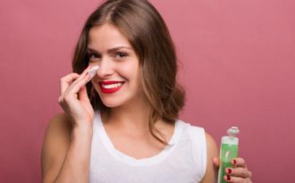 Cách sử dụng nước hoa hồng đúng cách giúp đánh thức vẻ đẹp tiềm ẩn