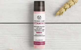 9 thỏi son dưỡng không chỉ làm mềm môi hiệu quả mà còn bảo vệ môi khỏi ánh nắng độc hại