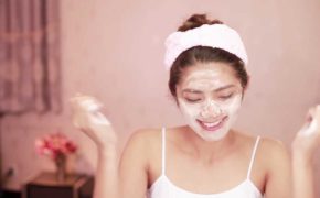 Hướng dẫn sử dụng sữa rửa mặt và thoa kem dưỡng đúng cách, an toàn và hiệu quả