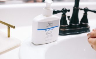 6 loại sữa rửa mặt giá bình dân làm sạch sâu được các bác sĩ da liễu khuyên dùng