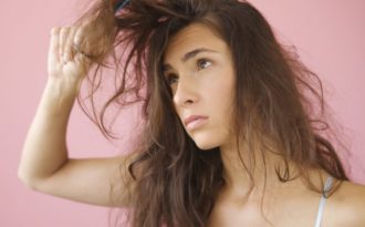 7 loại tinh dầu được phong là “thần dược” hồi phục cho mái tóc siêu hư tổn