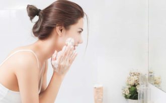 5 sai lầm khiến bạn dù chăm chỉ dưỡng ẩm nhưng da vẫn mãi khô căng