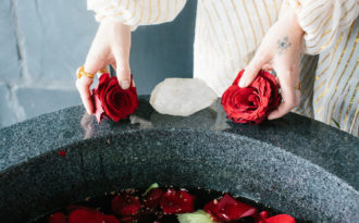 Bật mí 10 cách dùng nước hoa hồng đánh thức làn da tươi trẻ