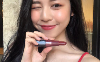 Son dưỡng có màu: Lựa chọn thú vị cho môi xinh trong những ngày hanh khô