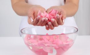 Bật mí cho nàng 4 mẹo sử dụng nước hoa hồng để xóa sổ nhanh chóng mụn đầu đen