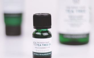 So sánh tinh dầu tràm trà của The Body Shop và Rebirth Life