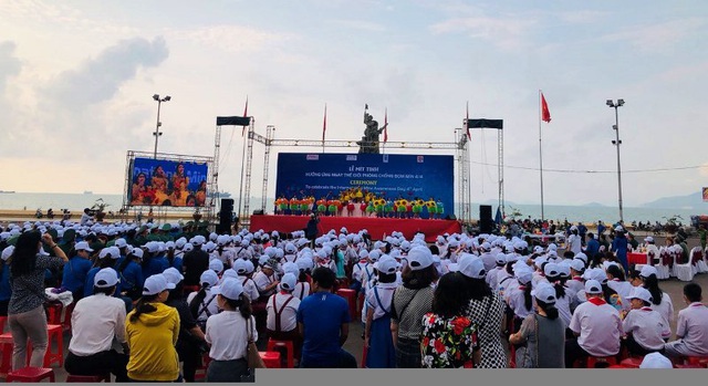 Hơn 1.000 bạn trẻ diễu hành vì “Khu đất an toàn” không bom mìn - 1