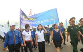 Hơn 1.000 bạn trẻ diễu hành vì “Khu đất an toàn” không bom mìn