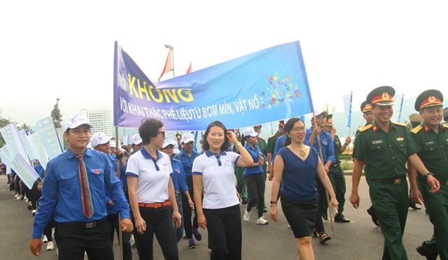 Hơn 1.000 bạn trẻ diễu hành vì “Khu đất an toàn” không bom mìn - 2