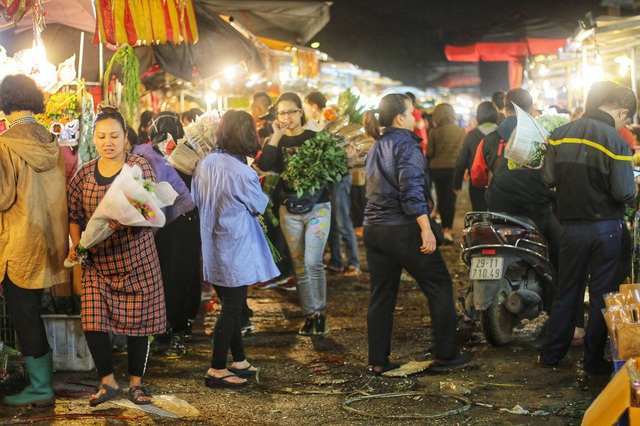 Chợ hoa Quảng An là chợ hoa đầu mối lớn nhất Hà Nội với đa dạng rất nhiều loại hoa khác nhau đáp ứng đầy đủ nhu cầu của thị trường. Chợ Quảng An hoạt động chủ yếu về đêm, khi đó các tiểu thương từ khắp nơi chở hoa về đây buôn bán, trong đó chủ yếu là bán buôn với số lượng lớn.