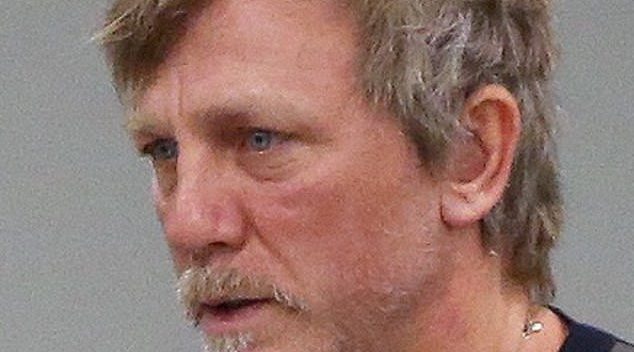 “Điệp viên 007” già nua khi xuất hiện tại sân bay