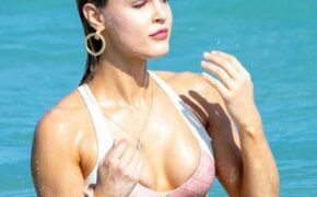 Joy Corrigan “lấp ló” ngực đầy