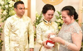 Mẹ Võ Hạ Trâm khóc nức nở khi con gái lên xe hoa cùng chồng Ấn Độ