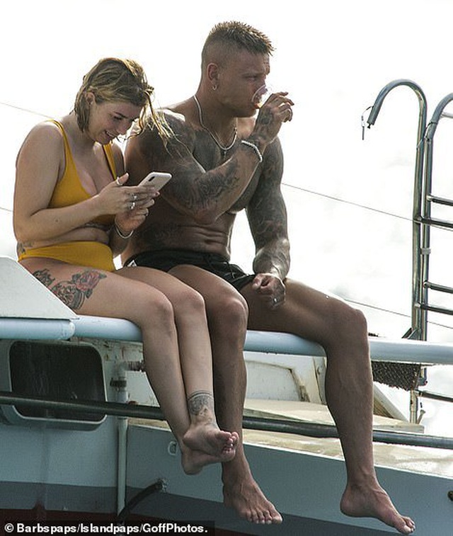 Olivia Buckland khoe dáng quyến rũ bên chồng - 1