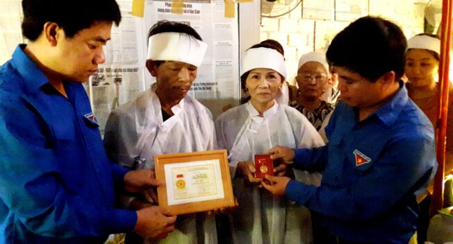 Truy tặng huy hiệu “Tuổi trẻ dũng cảm” tới thanh niên quên mình cứu hai nữ sinh đuối nước