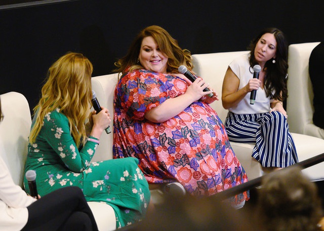 Thân hình quá khổ, Chrissy Metz vẫn diện váy hoa xinh đẹp - 2