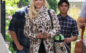 Gwen Stefani trẻ trung, xinh đẹp diện váy ngắn tới nhà thờ