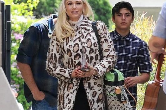 Gwen Stefani trẻ trung, xinh đẹp diện váy ngắn tới nhà thờ