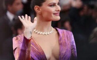 Isabeli Fontana khoe ngực căng đầy