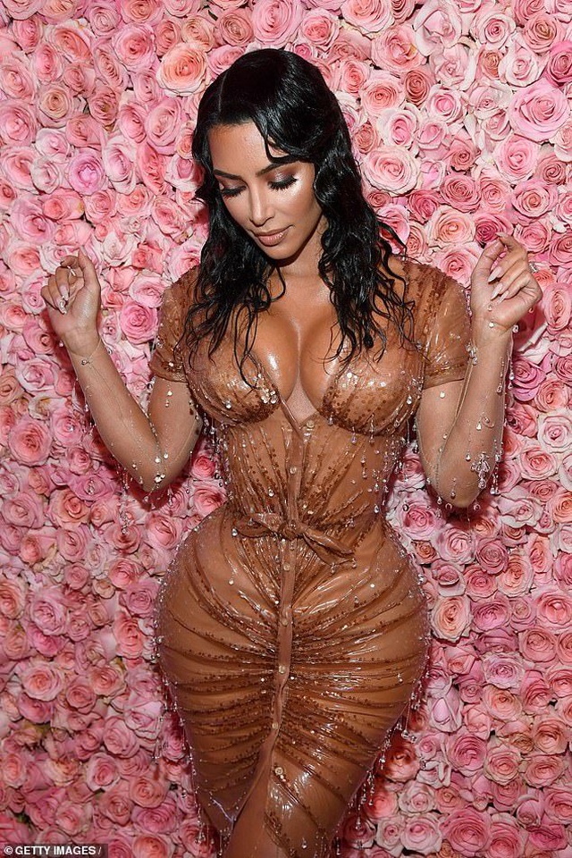 Kim Kardashian thừa nhận đau đớn khi diện váy quá bó - 6