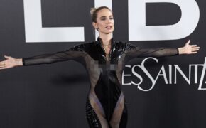 Ca sỹ Tây Ban Nha gây sốc với trang phục lưới “quên nội y”