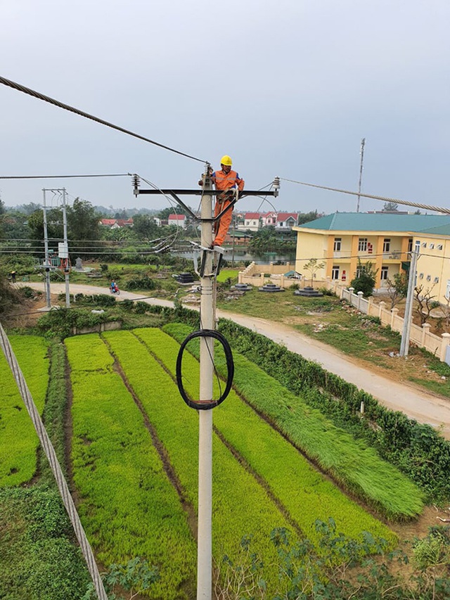 Xúc động bữa cơm trưa trên cao của người thợ điện - 2