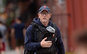 “James Bond” Daniel Craig địu con nhỏ ra phố