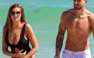 Zara McDermott sexy bên bạn trai trên biển