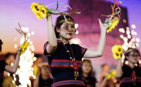 Nam thanh nữ tú các dân tộc hướng về giỗ Tổ Hùng Vương