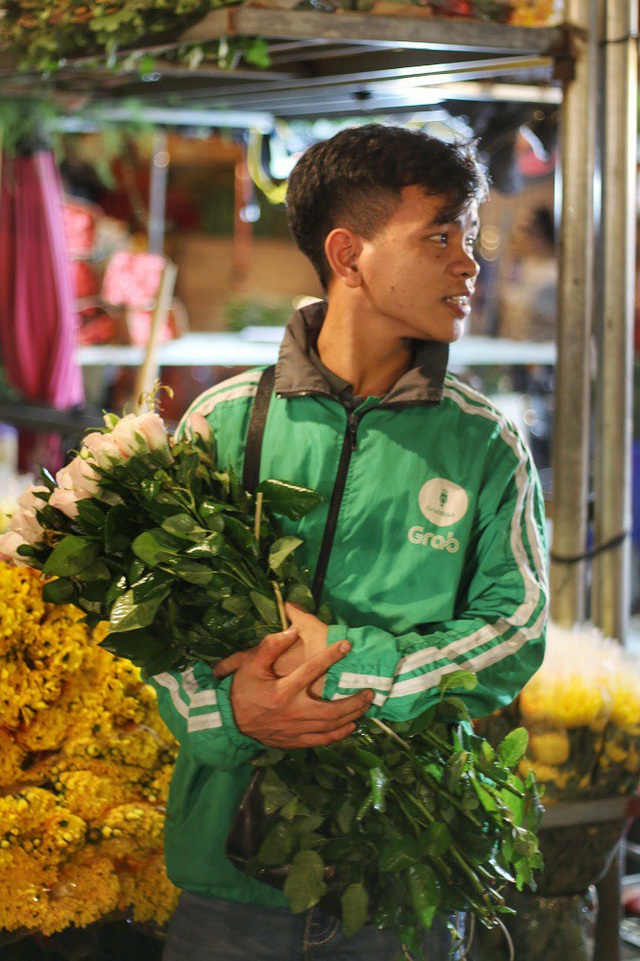  Bạn Công (23 tuổi) chia sẻ: “Em được mọi người giới thiệu chợ hoa Quảng Bá có nhiều loại hoa đẹp mà giá thành lại phải chăng. Em tranh thủ qua đây vừa để trải nghiệm cuộc sống nhộn nhịp về đêm của chợ hoa vừa mua hoa tặng bạn gái nhận ngày 20/10”. 