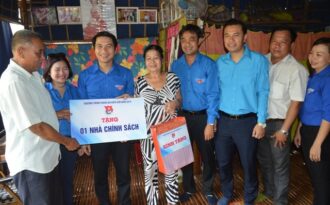 Đoàn thanh niên mang niềm vui đến với bà con vùng biên Đồng Tháp