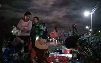 Độc đáo Chợ Ma chuyên mua bán cá đồng mùa lũ