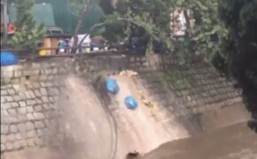 Vô tư đổ 20 túi rác xuống suối Cam Ly, người phụ nữ bị xử phạt