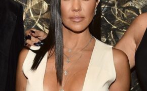 Kourtney Kardashian khoe ngực nảy nở