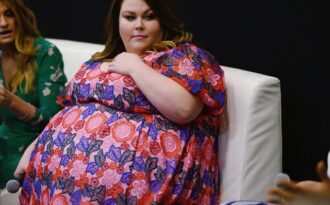 Thân hình quá khổ, Chrissy Metz vẫn diện váy hoa xinh đẹp