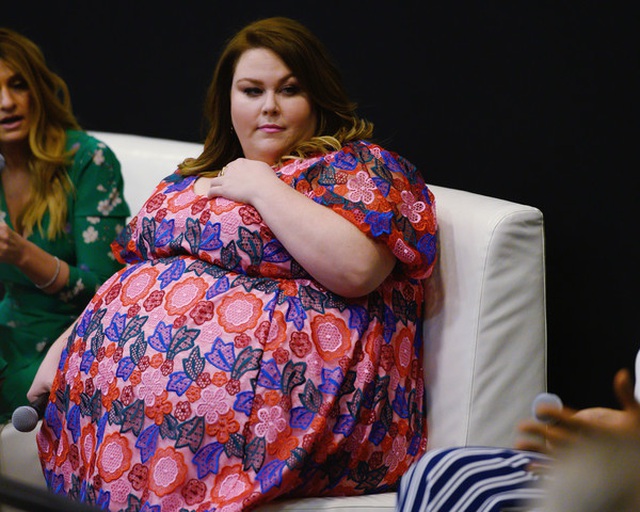 Thân hình quá khổ, Chrissy Metz vẫn diện váy hoa xinh đẹp - 3