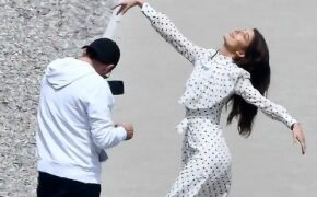 Leonardo DiCaprio say sưa chụp ảnh cho bạn gái trẻ