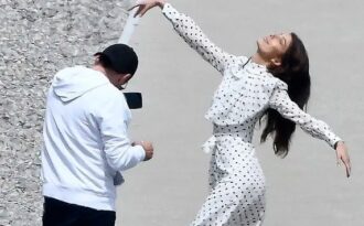 Leonardo DiCaprio say sưa chụp ảnh cho bạn gái trẻ