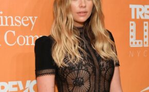 Ashley Benson diện váy xuyên thấu khoe ngực khủng