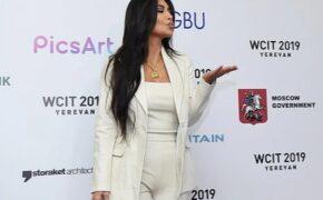 Kim Kardashian mặc kín đáo bất ngờ