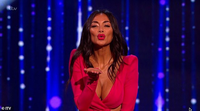 Nicole Scherzinger khoe ngực nảy nở trên sân khấu - 1