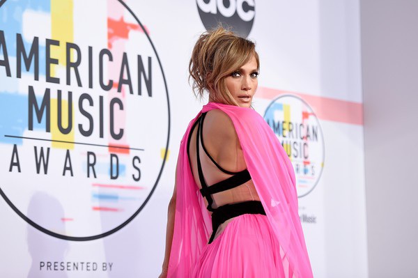  Dàn sao trình diễn tại 2018 American Music Awards gồm có Taylor Swift, Cardi B, Camila Cabello, Mariah Carey, Shawn Mendes, Post Malone, Carrie Underwood... 