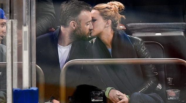 Jennifer Lawrence hạnh phúc bên bồ mới