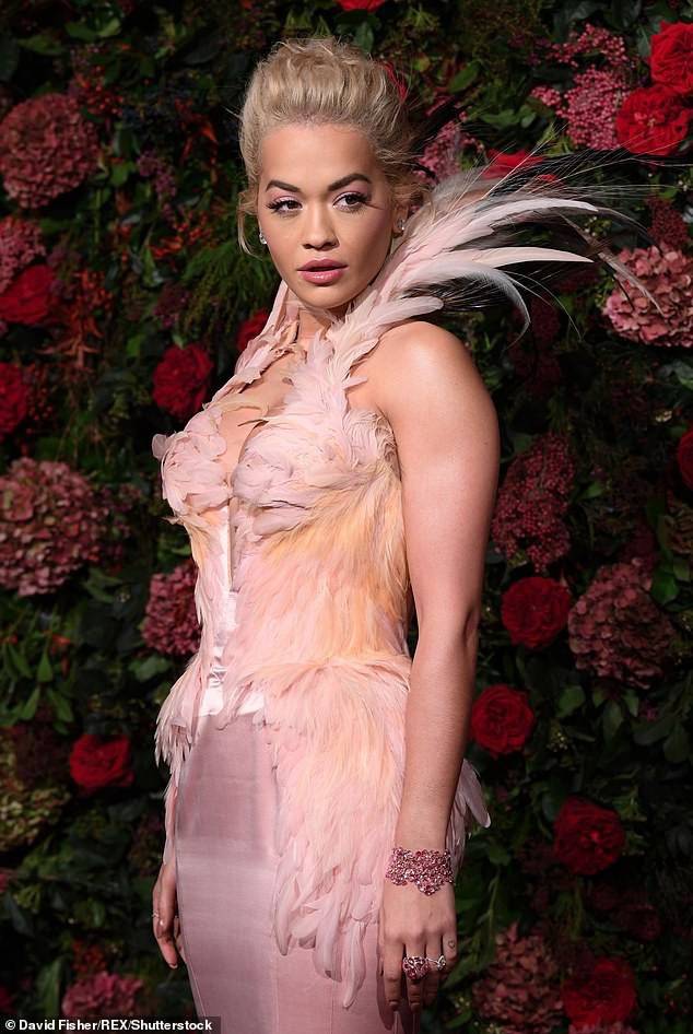  Rita Ora khoe ngực đầy đặn với cổ áo xẻ sâu 