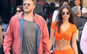 Emily Ratajkowski khoe eo nhỏ xíu trên phố