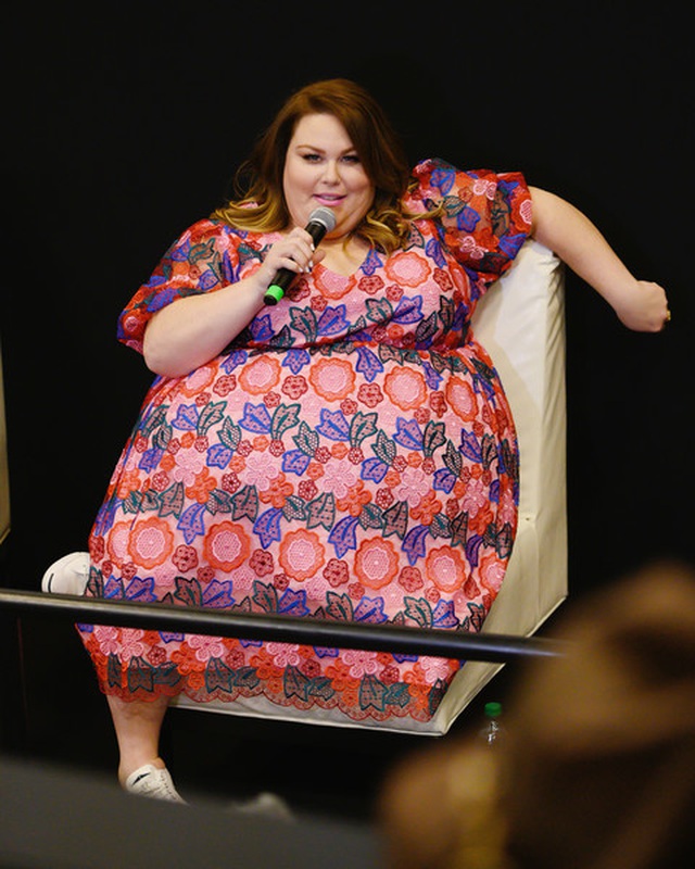 Thân hình quá khổ, Chrissy Metz vẫn diện váy hoa xinh đẹp - 4