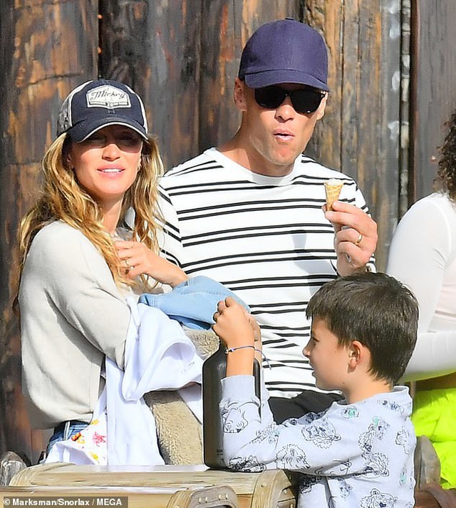 Cuối tuần, Gisele Bundchen đưa con đi chơi ở Disneyland - 2